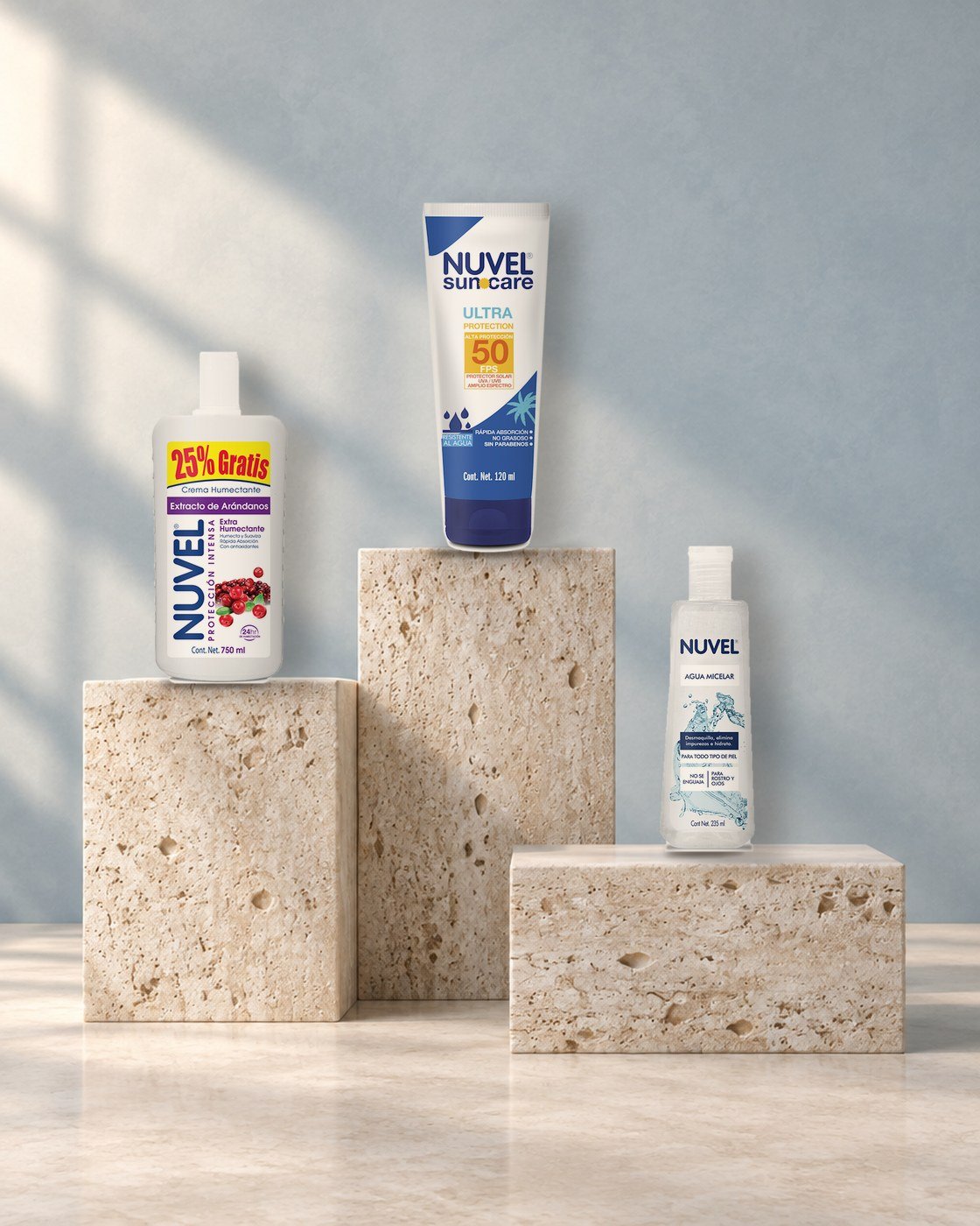 Crema Nuvel Protección Intensa, protector solar Nuvel Sun Care Ultra y Agua Micelar Nuvel sobre bloques de piedra